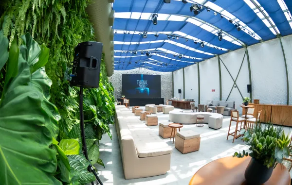 casa-rofer-lounge-jardim-vertical-teto-azul
