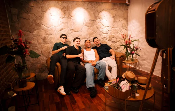 casa-rofer-lounge-parede-de-pedra